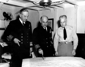 (od lewej) Wiceadmirał William G. Andrewes, (w środku) Wiceadmirał Arthur D. Struble, (z prawej) kontradmirał Allan E. Smith, podczas konferencji, która odbyła się na pokładzie USS Dixie (AD-14). / Zdjęcie: www.history.navy.mil