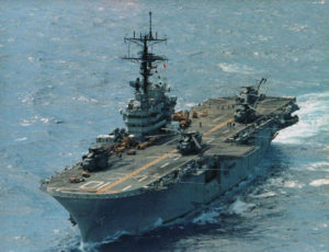 Śmigłowcowiec USS Tripoli LPH10, który podczas konfliktu w Zatoce Perskiej 18 lutego 1991 roku wszedł na minę typu "LUGM-145". Po remoncie jednostka wróciła do służby w 1992 roku. / Zdjęcie: PD-USGOV-MILITARY-NAVY