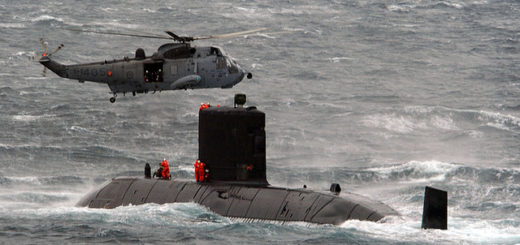 Ciekawe zdjęcie ukazujące zabranie członka załogi HMCS Corner Brook przez helikopter. / Zdjęcie: www.flickr.com