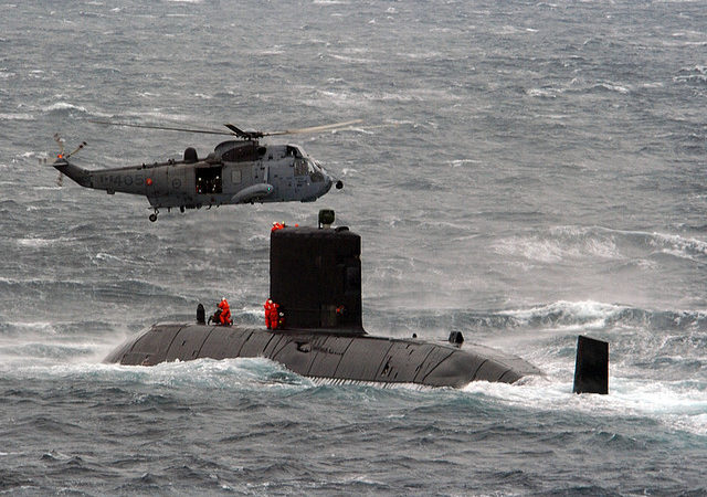 Ciekawe zdjęcie ukazujące zabranie członka załogi HMCS Corner Brook przez helikopter. / Zdjęcie: www.flickr.com