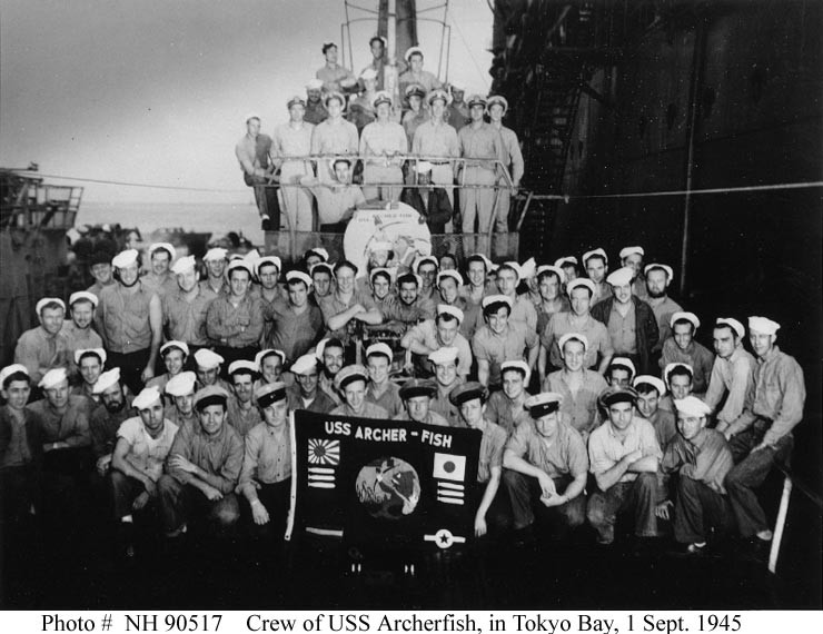 Załoga USS Archerfish (SS-311) pozuje na pokładzie, gdy był on obok USS Proteus (AS-19) w Zatoce Tokijskiej, 1 września 1945 roku. / Zdjęcie: warhistoryonline.com