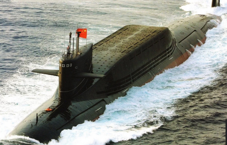 Atomowy okręt podwodny typ 094 w nomenklaturze NATO Jin Class (Klasa Jin). Okręty mogą być uzbrojone w 12 rakiet SLBM typu JL-2, z których każda ma zasięg ok. 7400 km i może przenosić jedną głowicę nuklearną. / Zdjęcie: National Interest