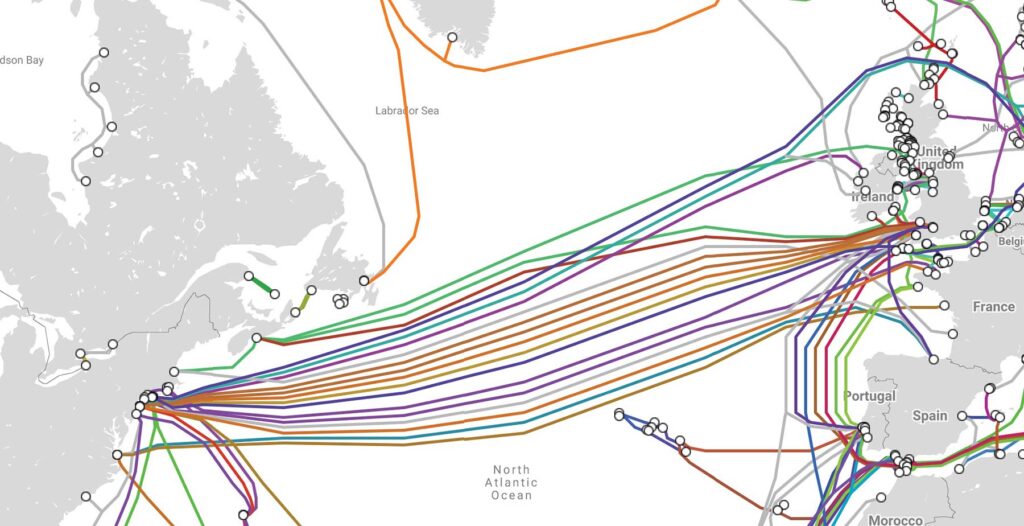 Schematyczna mapa przedstawiająca podmorską sieć kablową łączącą USA z Europą.  / Źródło: submarinecablemap.com