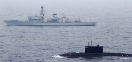 HMS Somerset ekortuje płynącego na powierzchni okrętu podwodnego klasy Kilo Krasnodar z Floty Bałtyckiej (maj 2017). / Zdjęcie: Royal Navy