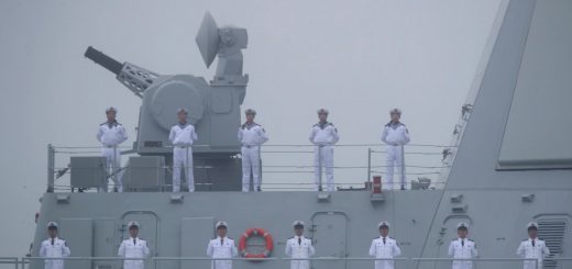 Marynarze stoją na pokładzie niszczyciela rakietowego Type 055 Nanchang, który uczestniczy w paradzie 23 kwietnia 2019 r. / Zdjęcie: Mark Schiefelbein / AFP via Getty Images