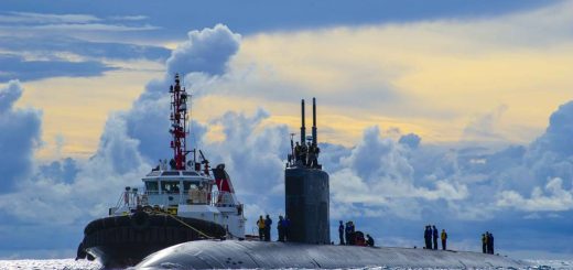 Okręt podwodny US Navy Hampton (typ Los angeles)niedalego wyspy Saipan na Marianach Północnych - 21 października 2021 r. / Zdjęcie: Marynarka Wojenna USA