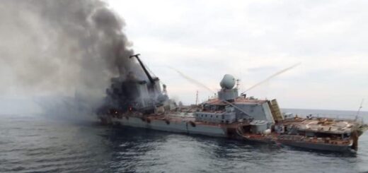 Tonący krążownik rakietowy Moskwa.