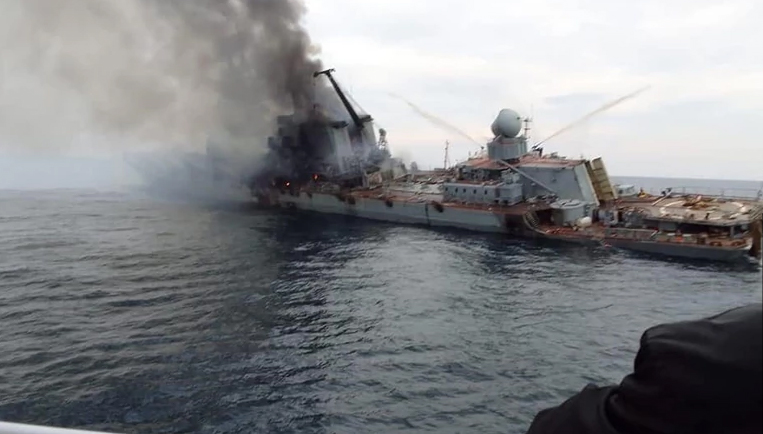 Płonący krążownik rakietowy Moskwa. / Zdjęcie: /twitter.com/UAWeapons