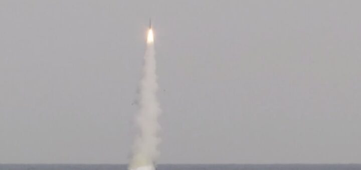 Pocisk manewrujący Kalibr wystrzelony z rosyjskiego okretu podwodnego na Pacyfiku w 2021 r. / Zdjęcie: Agencja Tass