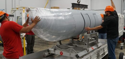Pracownicy Raytheon Intelligence & Space rozpakowują pierwszą z dwóch gondol NGJ-MB w NAWCAD, Patuxent River, Maryland. / Źródło: Dowództwo Systemów Powietrznych Marynarki Wojennej Stanów Zjednoczonych.