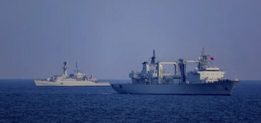 Niszczyciel typu Tariq należący do pakistańskiej marynarki wojennej i okręt kompleksowego zaopatrzenia chińskiej marynarki wojennej PLA Dongpinghu. / Zdjęcie: Navy.81.cn