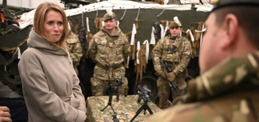 Premier Estonii Kaja Kallas, z wizytą w bazie Tapa Army w Tallinie. / Zdjęcie: Leon Neal/Getty Images
