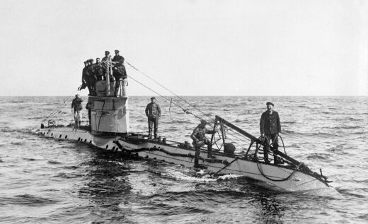 Załoga niemieckiego okrętu podwodnego typu UC-1 na pokładzie. Okręty podwodne tego typu były wykorzystywane głównie do stawiania pól minowych. / Zdjęcie: commons.wikimedia.org