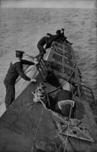 Okręt podwodny Niemieckiej Marynarki Wojennej UC 5 przechwycony w 1916 roku przez brytyjski niszczyciel HMS Firedrake. / Zdjęcie: Central News Photo Service