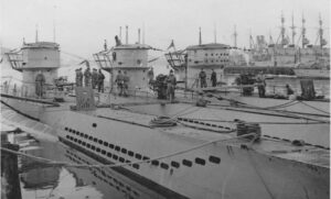 Trzy niemieckie łodzie podwodne w Gdyni. Po lewej prawdopodobnie U-469, w środku U-270, zaś po prawej U-630. Zdjęcie zostało wykonane w 1943 r., podczas ćwiczeń taktycznych z udziałem okrętów 27. Flotylli. / Zdjęcie: historia.trojmiasto.pl