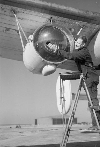 Reflektor Leigha zamontowany pod skrzydłem Liberatora należącego do RAF Coastal Command. / Zdjęcie: 4 Imperial War Museums 