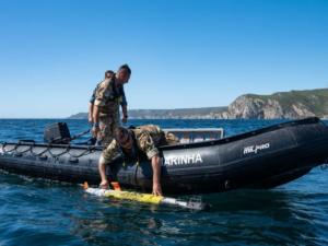 Włoski zespół EOD obsługuje bezzałogowy pojazd podwodny REMUS podczas ćwiczeńNATO Dynamic Messenger 22. / Zdjęcie: Organizacja Traktatu Północnoatlantyckiego NATO/Flickr (Creative Commons)
