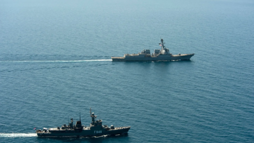 Okręt marynarki wojennej Stanów Zjednoczonych USS Nitze obok korwety egipskiej marynarki wojennej Aboukir (F946). / Zdjęcie: MC3 Jeff Atherton/US Navy/commons.wikimedia.org
