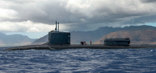 Zdjęcie okrętu podwodnego typu Virginia USS North Carolina prowadzącego operacje u wybrzeży Oahu na Hawajach. / Zdjęcie: Zdjęcie Marynarki Wojennej Stanów Zjednoczonych autorstwa specjalisty ds. komunikacji masowej 2. klasy Alexa Perlmana.