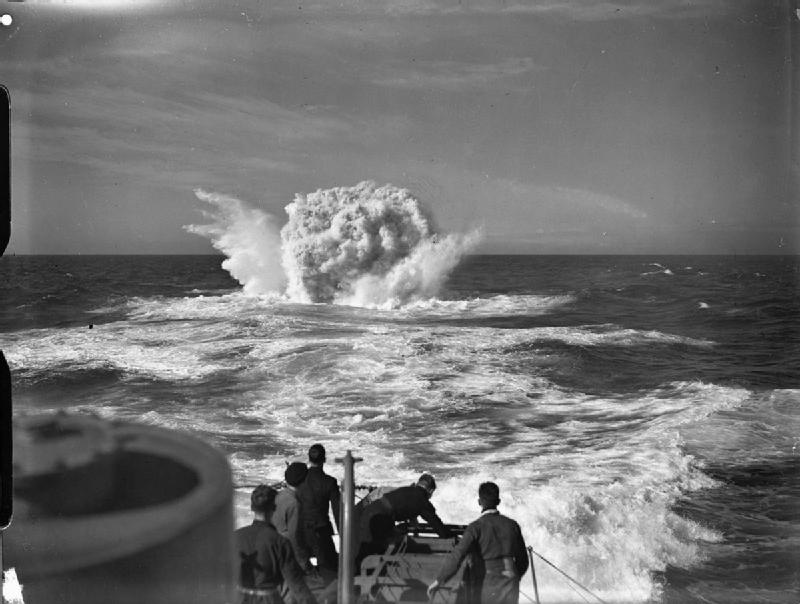 Atak bombami głębinowymi na okręt podwodny. / Zdjęcie: www.armedconflicts.com